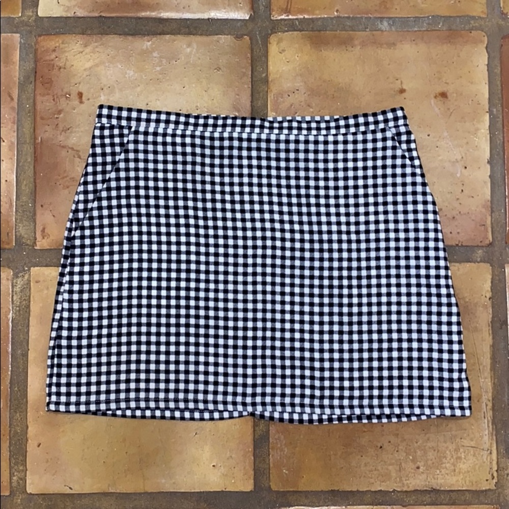Black and white checkered skirt with pockets!!